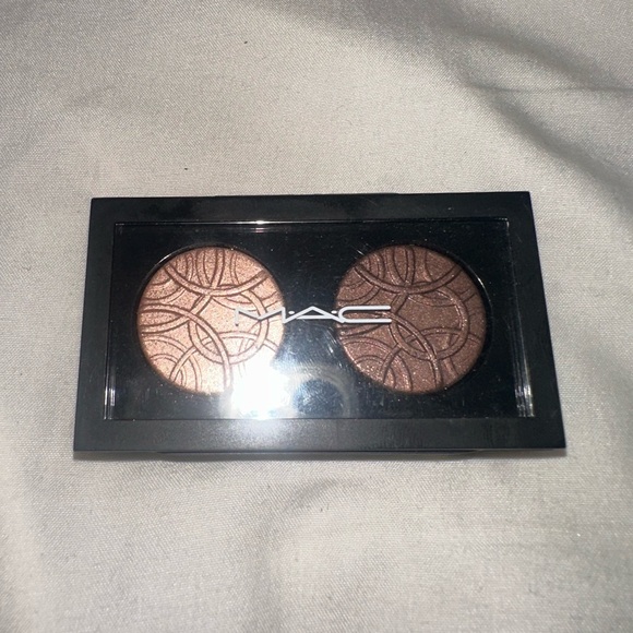 M•A•C This Round’s On Me/Feelin’ Toasty Extra Dimension Eyeshadow x 2